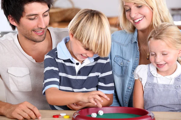 Retrato de uma família jogando jogos — Fotografia de Stock
