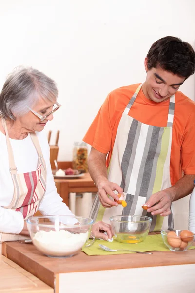Mamma och några bakning i köket — Stockfoto
