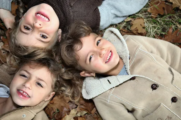 Barn som leker i löven — Stockfoto