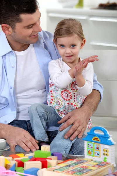 Babasının küçük kızı ile oynama — Stok fotoğraf