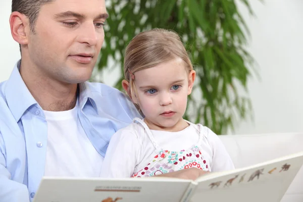Отец и дочь читают рассказ — стоковое фото