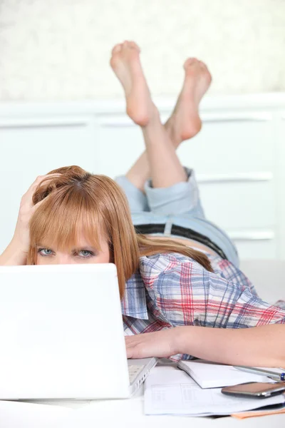 Genç kadın, önünde bir bilgisayar koydu — Stok fotoğraf