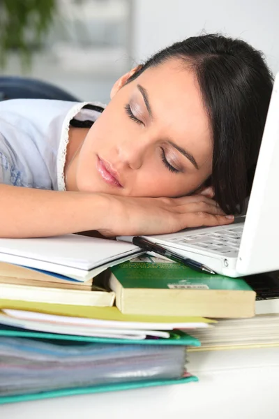 Mujer dormida en su escritorio — Foto de Stock