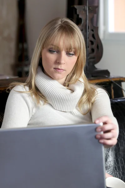 Žena při pohledu na její laptop doma — Stock fotografie