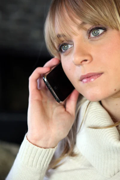 Mulher loira fazendo telefonema — Fotografia de Stock