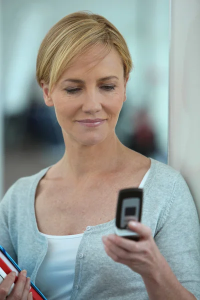 Frau schaut aufs Handy — Stockfoto