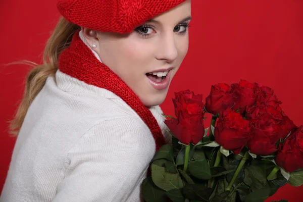 Jonge vrouw met bos van rozen — Stockfoto