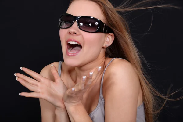 Ενθουσιασμένος γυναίκα φοράει γυαλιά ηλίου — Φωτογραφία Αρχείου