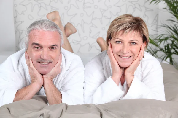 Paar liegt im Bett — Stockfoto