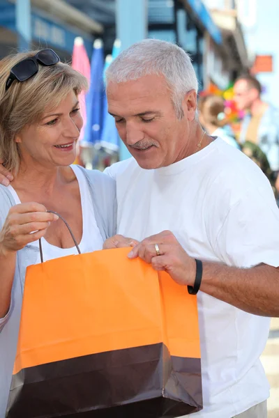 Couple d'âge mûr regardant un achat de magasin — Photo