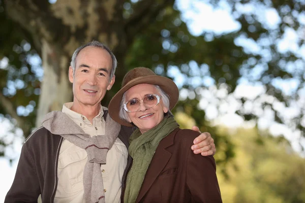 Älteres Ehepaar geht gemeinsam im Wald spazieren — Stockfoto