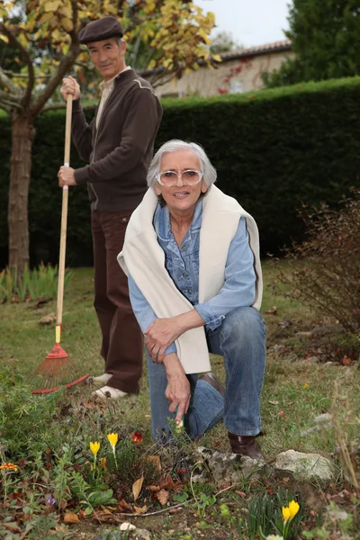 Um casal de idosos jardinagem — Fotografia de Stock