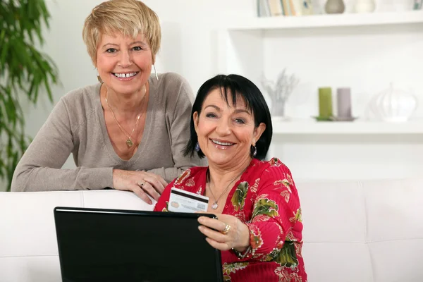 Mature women using a credit card online — Stock Photo, Image