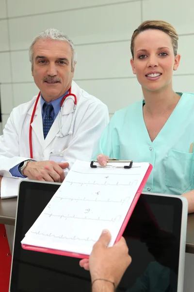 Médico e enfermeiro que recebem exames médicos — Fotografia de Stock
