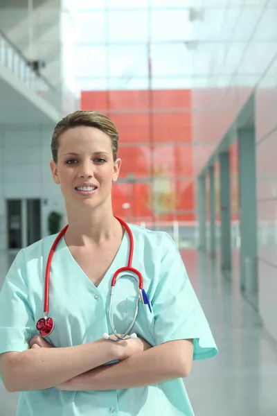 Enfermeira do hospital em pé em um corredor — Fotografia de Stock