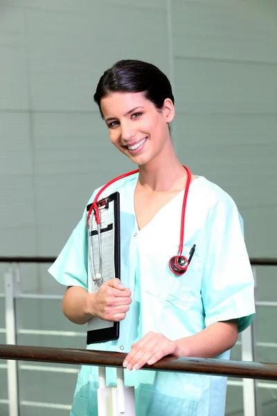Krankenschwester im Peeling mit Klemmbrett — Stockfoto