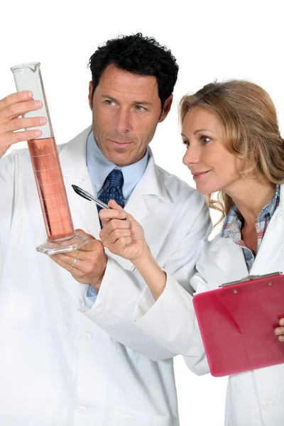 Lékař a sestra drží trubice — Stock fotografie