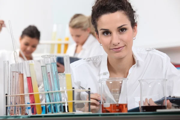 Mulheres que trabalham em laboratório — Fotografia de Stock