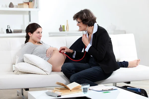 Lekarz z kobietą w ciąży — Zdjęcie stockowe