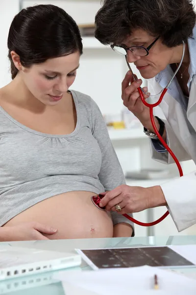Een zwangere vrouw op haar gynaecoloog. — Stockfoto
