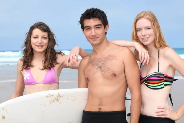 Teenageři na pláži — Stock fotografie