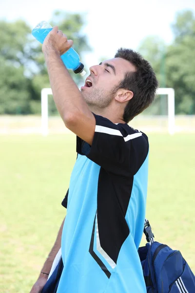 足球运动员喝能量饮料 — Stock fotografie