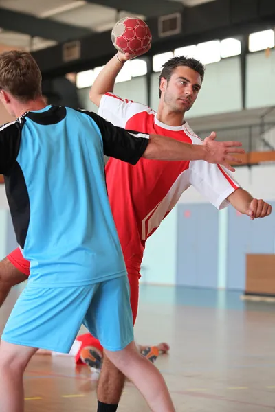Mann wirft Ball während Handballspiel — Stockfoto