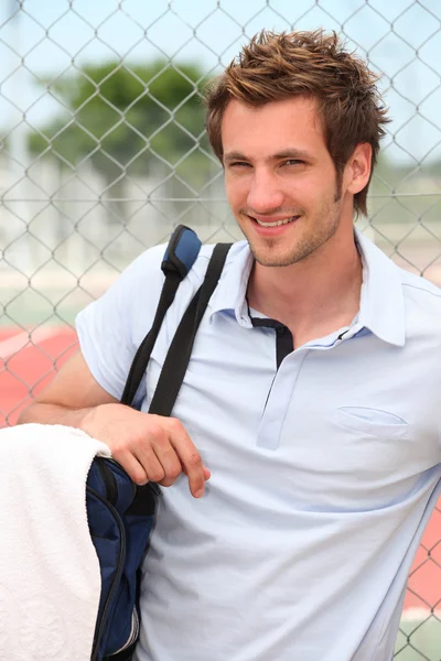 Jogador de tênis com saco — Fotografia de Stock