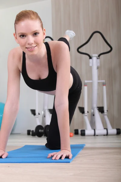 Młoda kobieta ćwiczy na siłowni — Zdjęcie stockowe