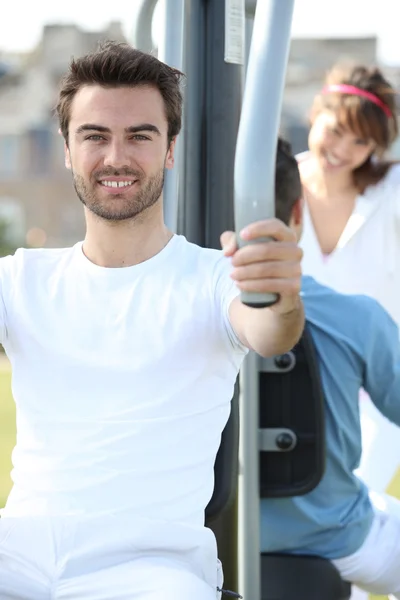 男子户外使用健身房机 — 图库照片