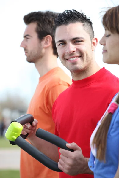Friends doing their workout outdoors — Stock Photo, Image