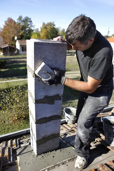 Bricklayer building a post — Stock Photo, Image