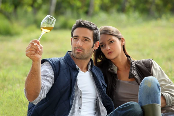 Mladý pár, ochutnávky jejich produkce vína — Stock fotografie