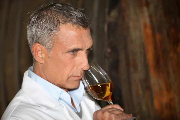 Uomo degustazione vino — Foto Stock
