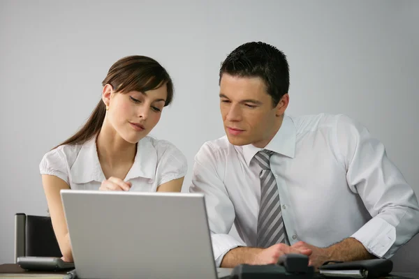 Arbetskamrater framför en dator — Stockfoto
