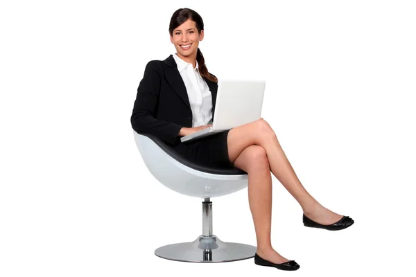 Dizüstü bilgisayar ile iş kadını sandalyeye oturdu — Stok fotoğraf