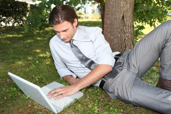 Homme d'affaires travaillant à l'extérieur sur ordinateur portable — Photo