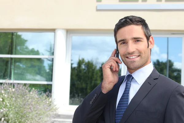 Homem de negócios confiante conversando ao telefone — Fotografia de Stock