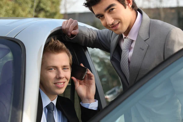 Two businessman by a car. — Stock Photo, Image