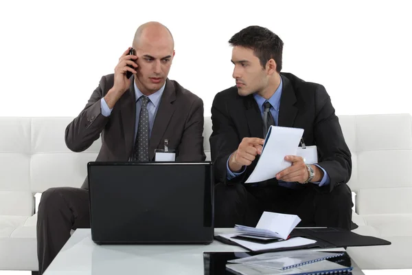 Dos hombres de negocios preparando un trato — Foto de Stock
