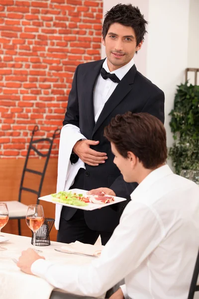 Σερβιτόρος παραδώσει σε γεύμα στο εστιατόριο — Φωτογραφία Αρχείου