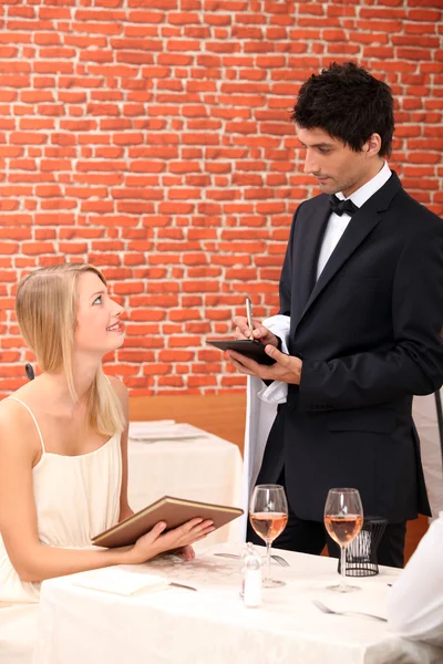 Mujer pidiendo en un restaurante — Foto de Stock