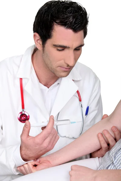 Doctor giving patient injection — Stock Photo, Image