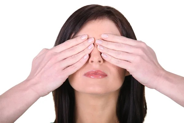 Vrouw met haar handen in haar ogen — Stockfoto