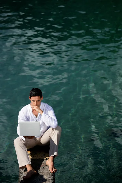 Empresario sentado junto al agua —  Fotos de Stock