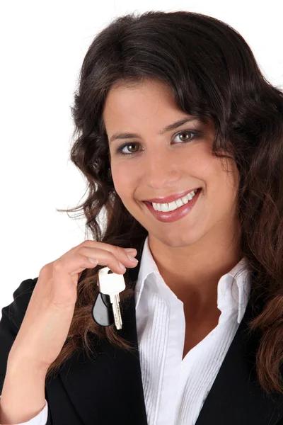 Vrouw set sleutels voor het — Stockfoto