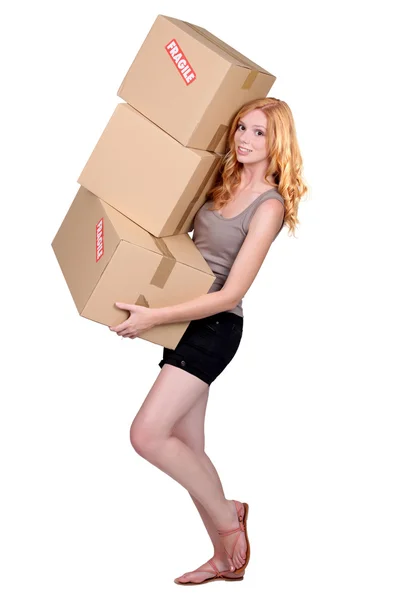 Porträtt av en ung kvinna med lådor — Stockfoto