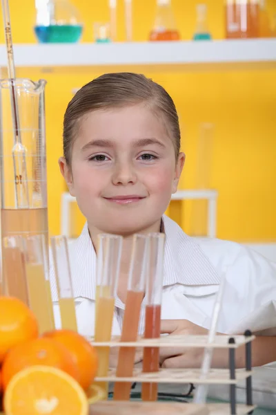 Klein meisje in een lab — Stockfoto