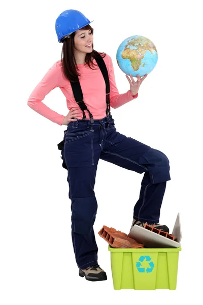 Jovem mulher construtor segurando globo — Fotografia de Stock