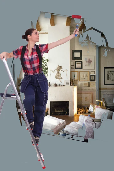 Mujer con casa de pintura de rodillos y escaleras — Foto de Stock